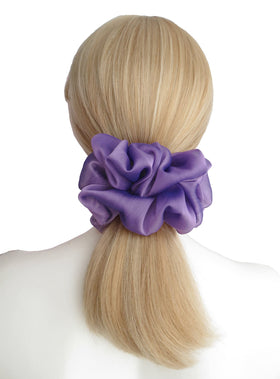 Détail du chiffon avec brillance du scrunchie violet