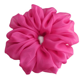 Détail du chouchou en chiffon doux avec un ruban argenté