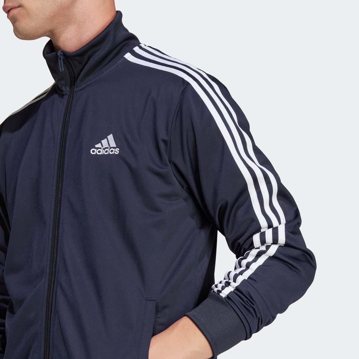 Détail du col et fermeture éclair du survêtement adidas 3-Stripes