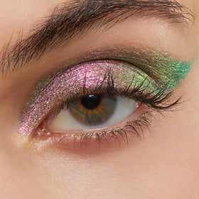 Détail du crayon à ombre à paupières ColourPop avec taille-crayon intégré