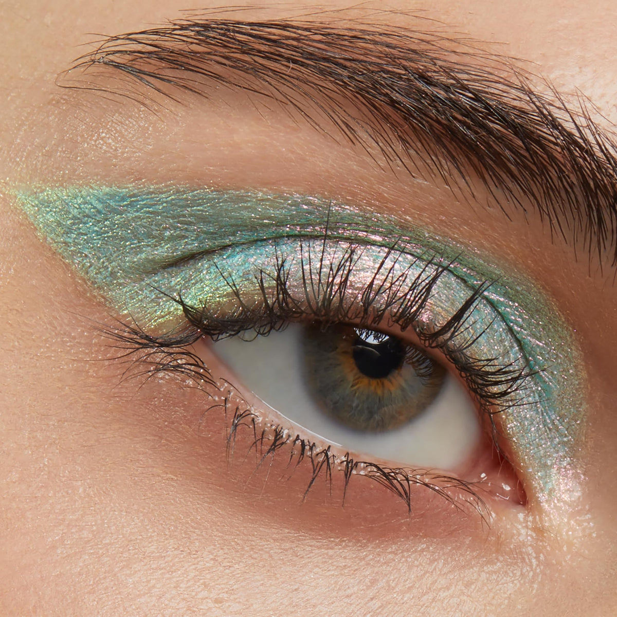 Détail du crayon à ombre ColourPop avec taille-crayon intégré