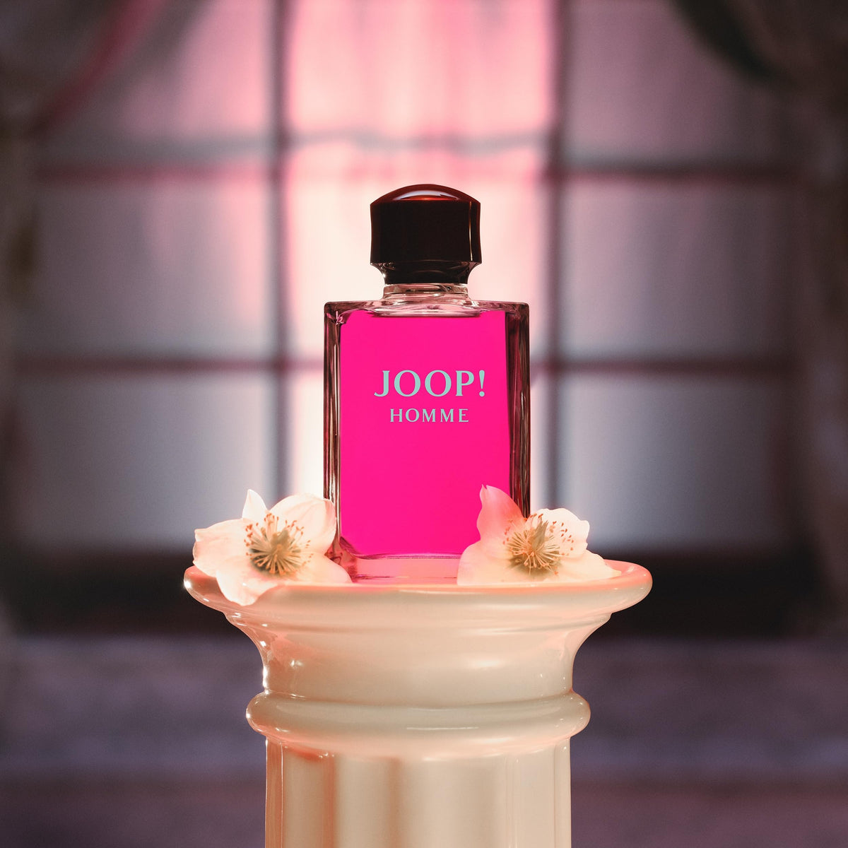 Détail du flacon de Joop! Homme montrant la couleur fuchsia