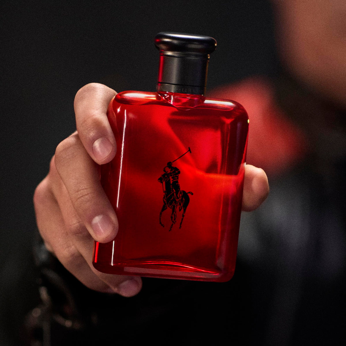 Détail du flacon de Polo Red avec accents noirs mats