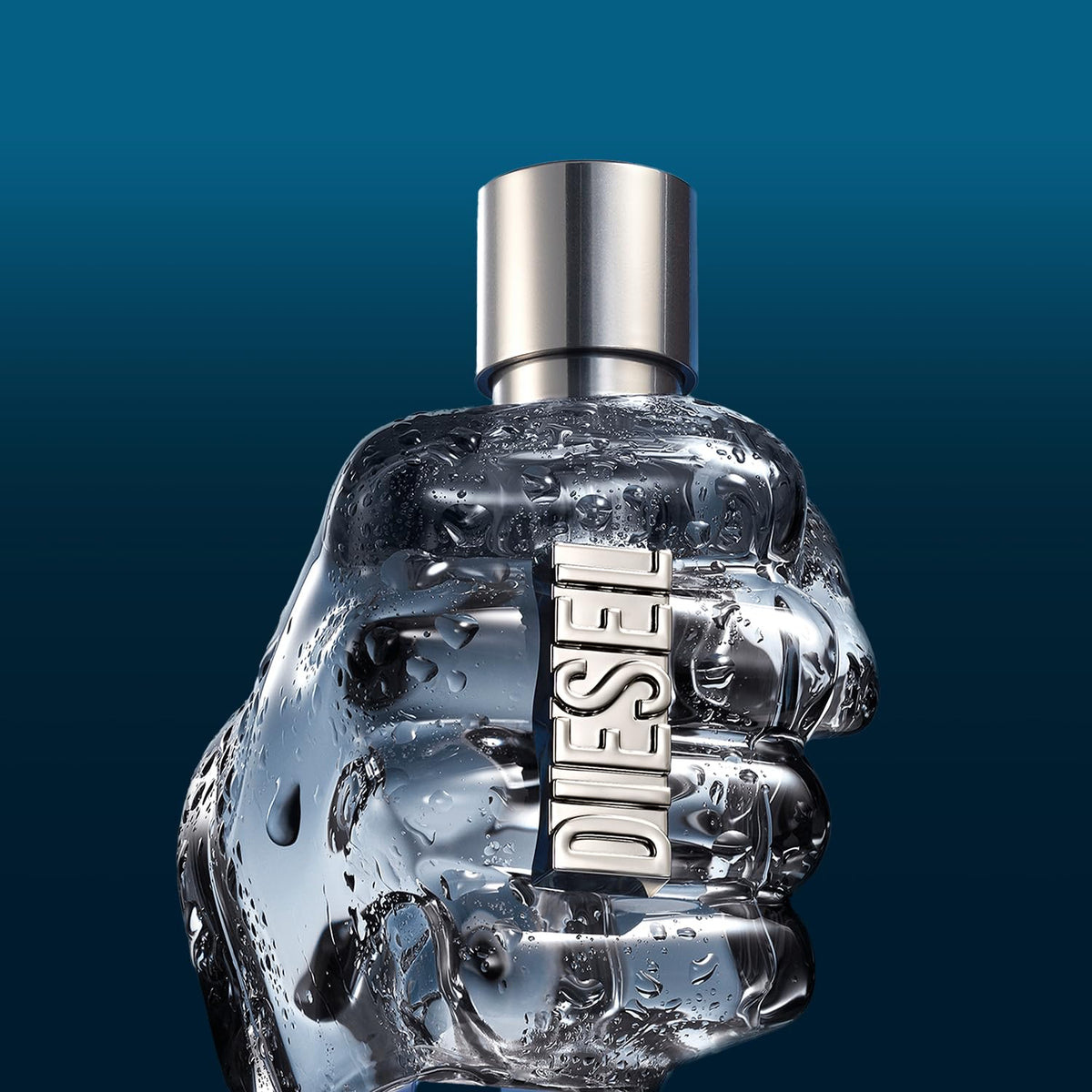 Détail du flacon Diesel Only The Brave en forme de poing