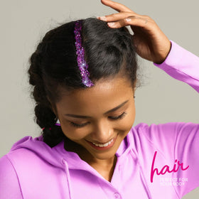 Détail du gel pailleté violet Teenitor sur un poignet