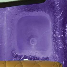 Détail du liner de spa ForPro violet installé dans un pédicure