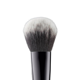 Détail du pinceau visage Flawless d'e.l.f. montrant le côté plat