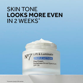 Détail du pot de crème No7 Lift & Luminate