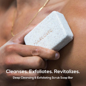 Détail du savon exfoliant MARLOWE. avec texture granuleuse