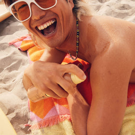 Détail du spray solaire Sun Bum SPF 50 montrant le bouchon