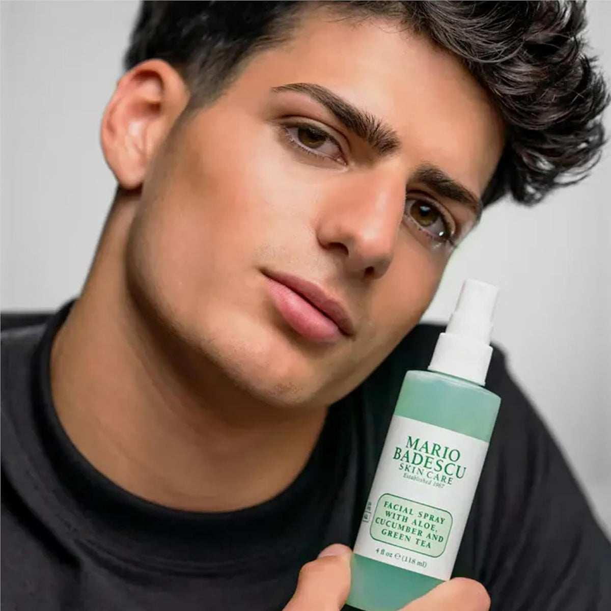 Détail du spray visage Mario Badescu avec extrait de thé vert