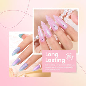 Détail du vernis à ongles gel bleu pailleté beetles