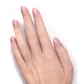 Détail du vernis à ongles LONDONTOWN appliqué sur un ongle