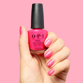 Détail du vernis à ongles OPI Dopa-mani sur un fond neutre