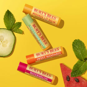 Détail sur la texture crémeuse du baume à lèvres Burt's Bees