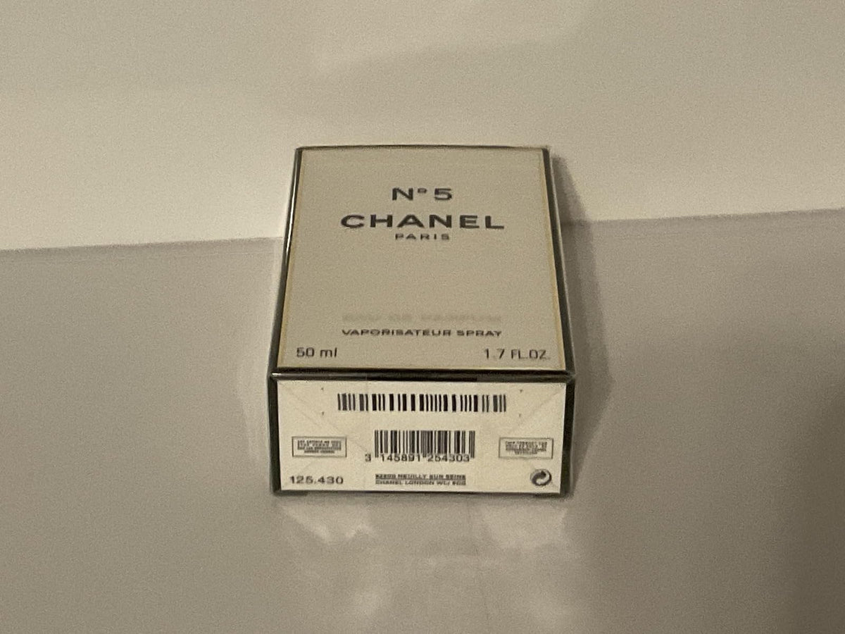 Détails de l'étiquette du flacon CHANEL No. 5 Eau de Parfum