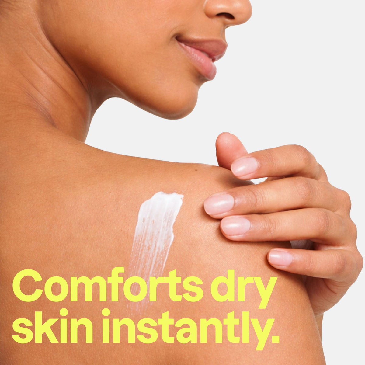 Détails de la texture de la lotion corporelle ATTITUDE sur une main
