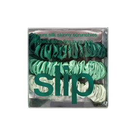 Détails de la texture en soie des scrunchies SLIP