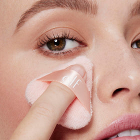 Détails des e.l.f. Halo Glow Pinkie Puffs montrant la texture velours
