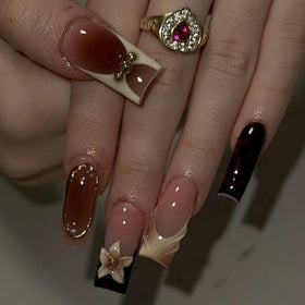 Détails des faux ongles avec fleurs 3D et motif léopard