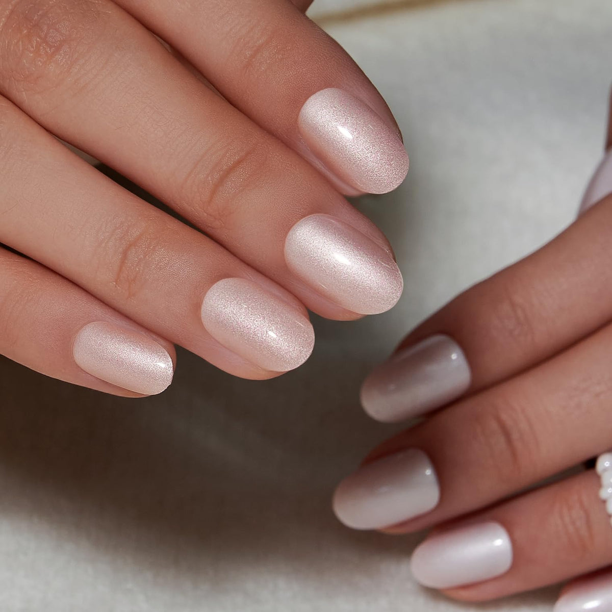 Détails des faux ongles CurvLife avec finition brillante et accents décoratifs