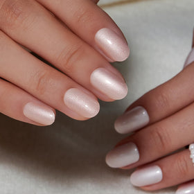 Détails des faux ongles CurvLife avec finition brillante et accents décoratifs