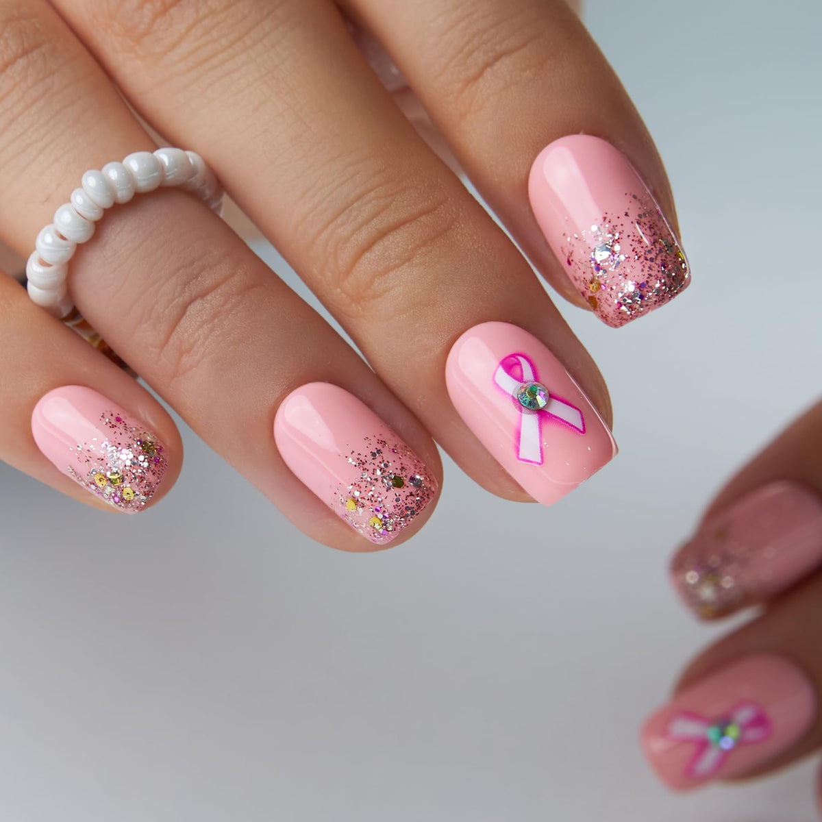 Détails des faux ongles CurvLife avec finition en gel et accents décoratifs