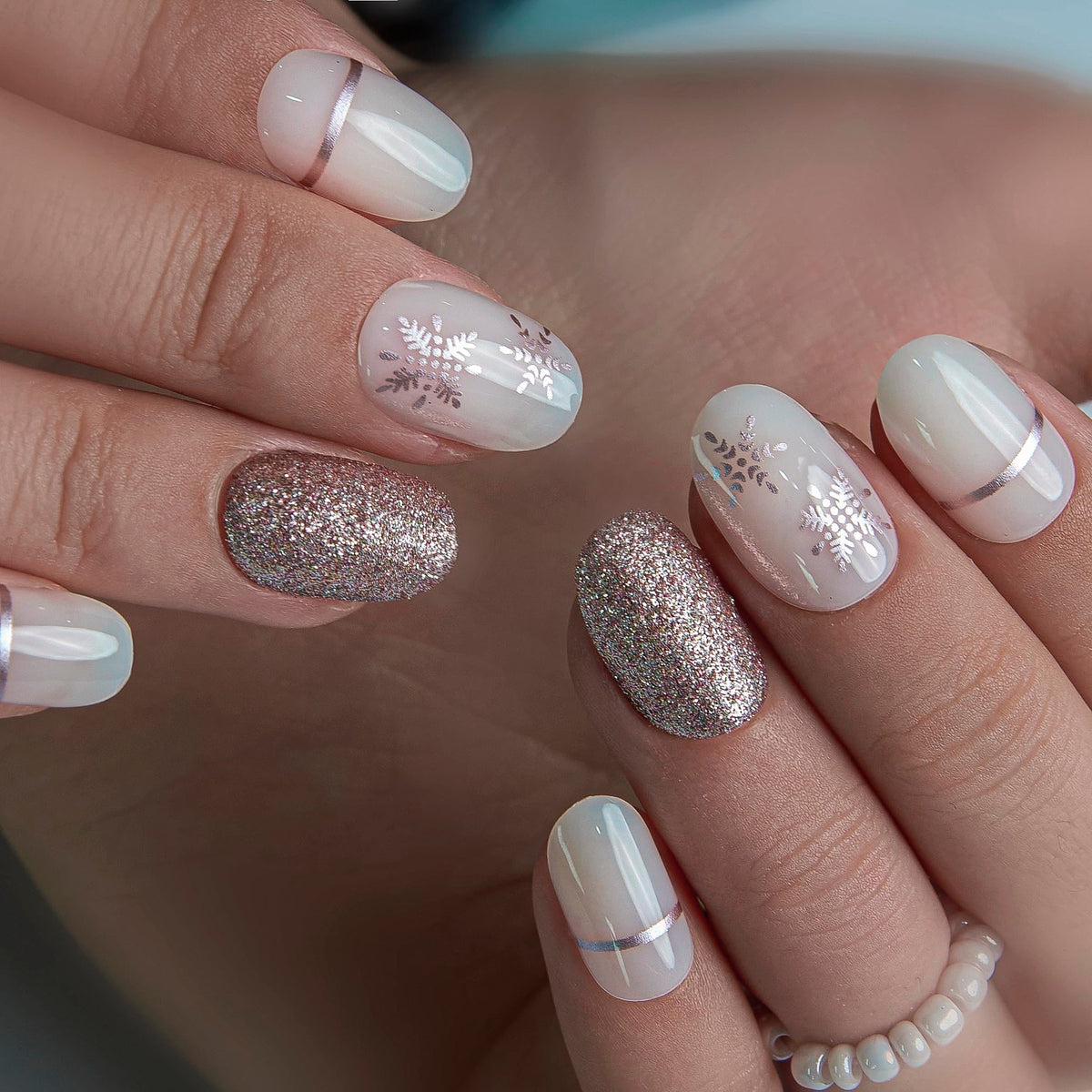 Détails des faux ongles CurvLife en gel avec motifs argentés