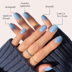 Détails des faux ongles en bleu cashmere avec finition brillante