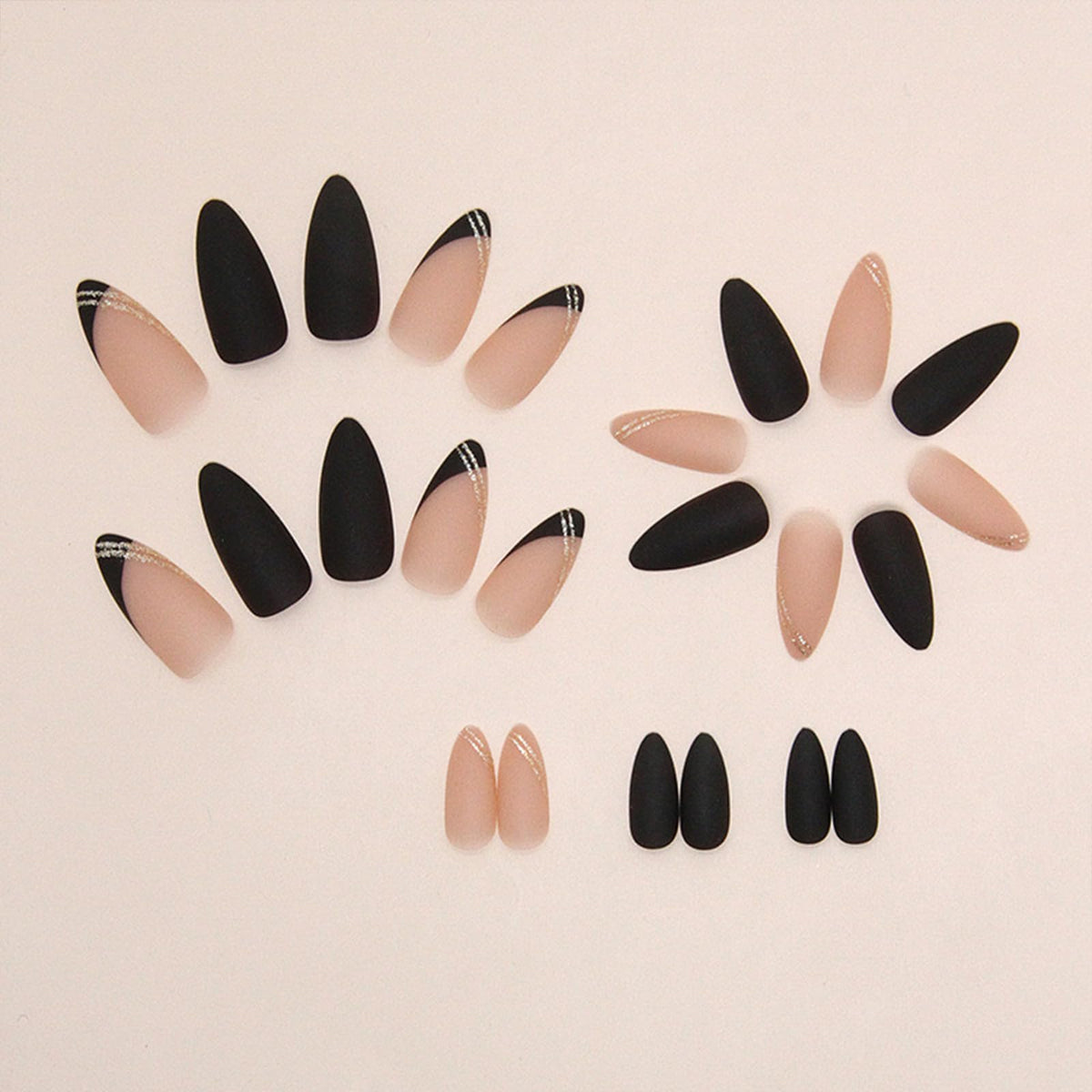 Détails des faux ongles en forme d'amande noire, finition mate