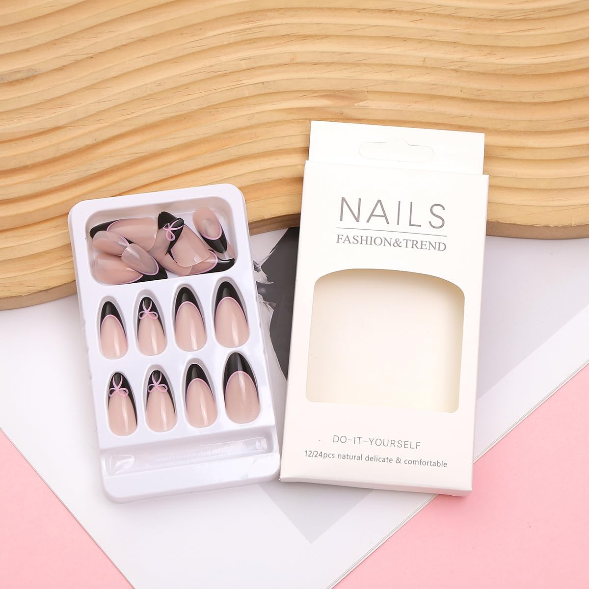 Détails des faux ongles press on avec design en nœud