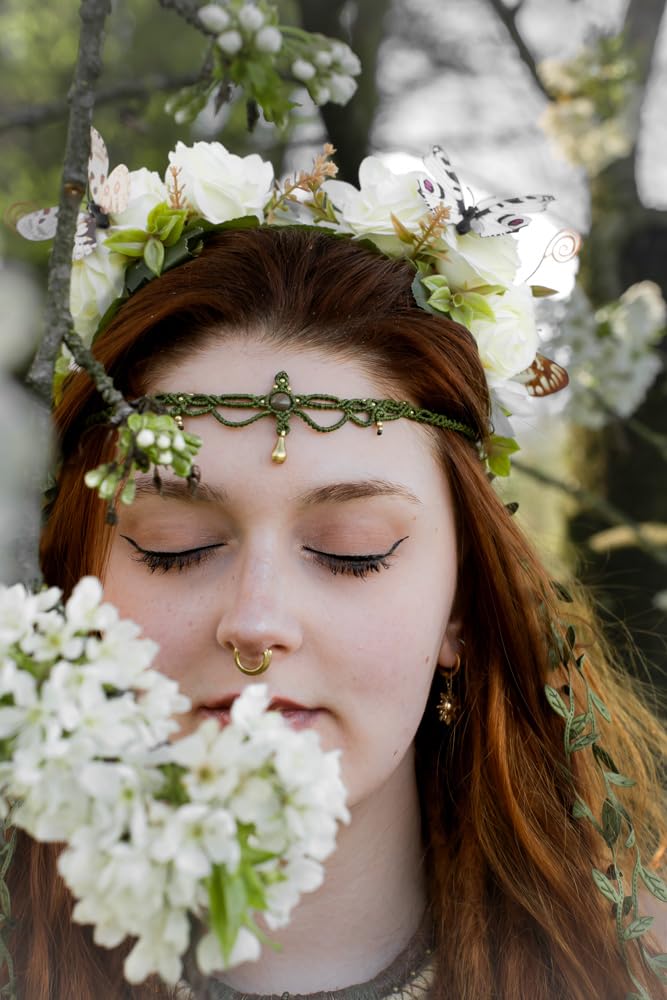 Détails des fleurs et des vignes de la couronne blanche MOSTORY