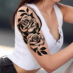 Détails des motifs floraux et papillons des tatouages