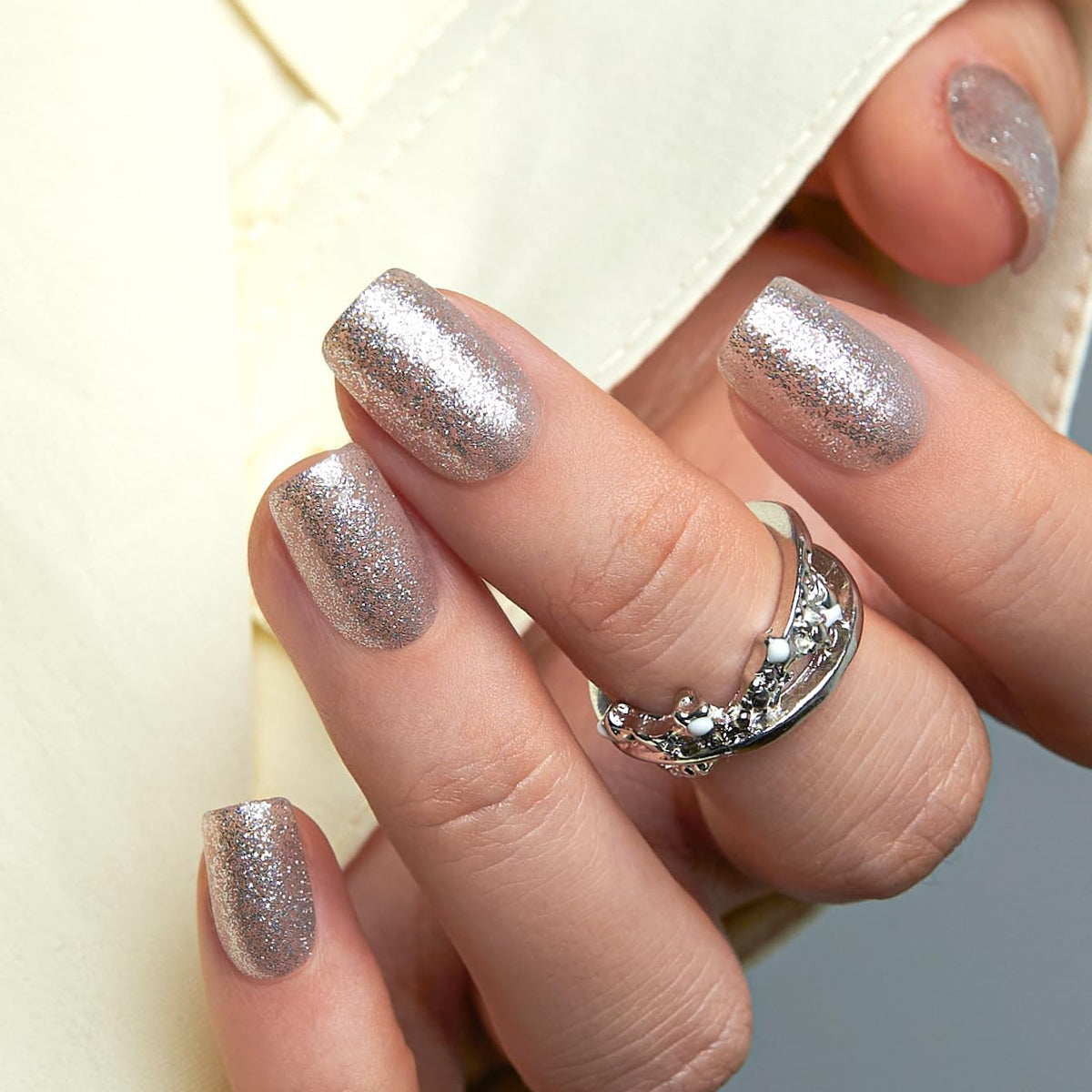 Détails des ongles CurvLife avec finition en gel