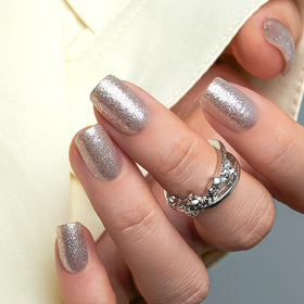 Détails des ongles CurvLife avec finition en gel