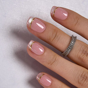 Détails des ongles press-on CurvLife avec finition en gel