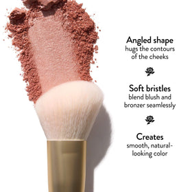 Détails des poils doux et angulés du pinceau à blush LAURA GELLER