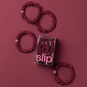 Détails des scrunchies SLIP en soie maroon