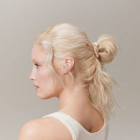 Détails des textures de scrunchies en soie SLIP