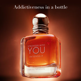Détails du flacon d'Armani Beauty Stronger With You Intensely au design élégant