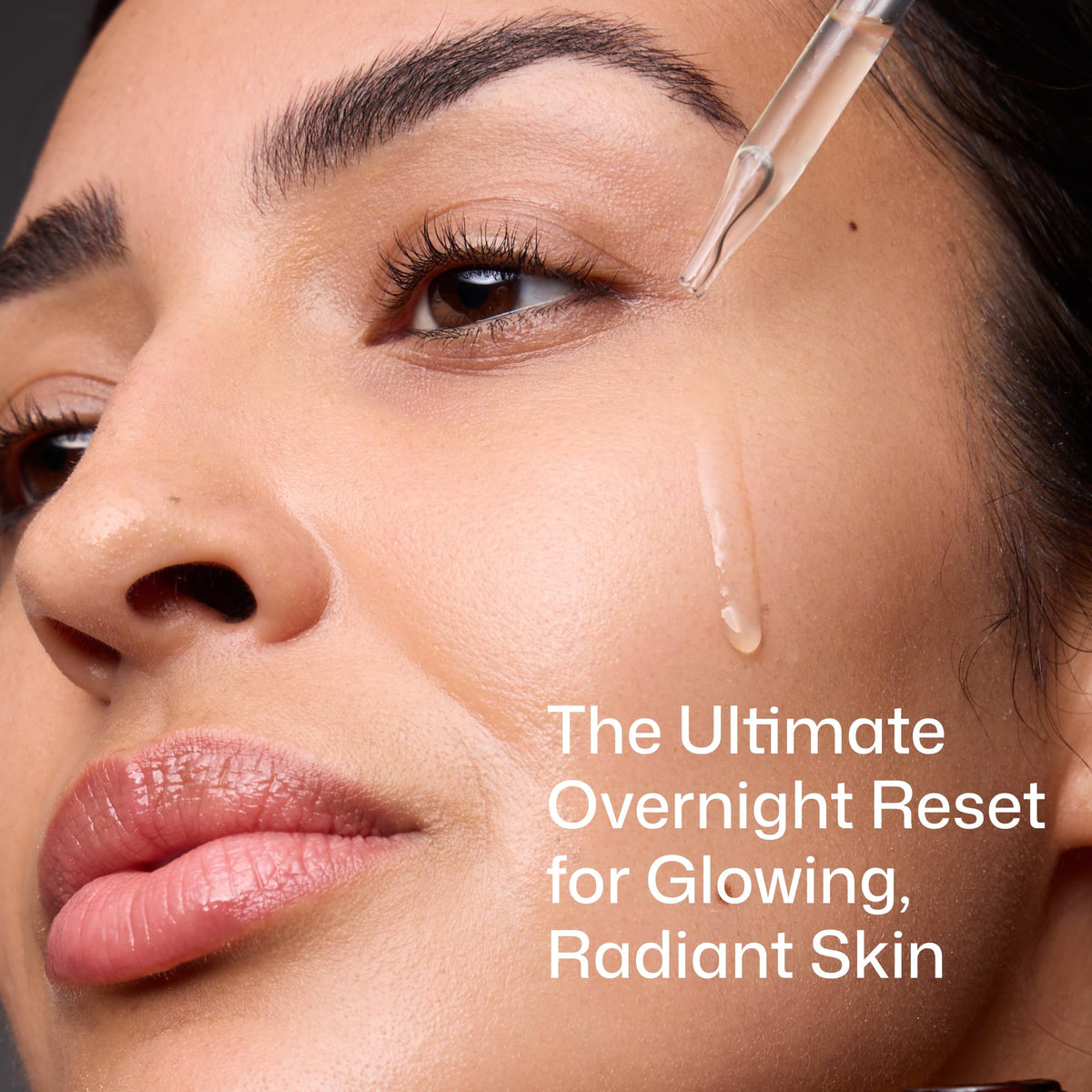 Détails du flacon de Revision Skincare Radiance+ Sérum Exfoliant