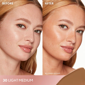 Détails du flacon du sérum bronzant COVERGIRL avec pompe et pinceau