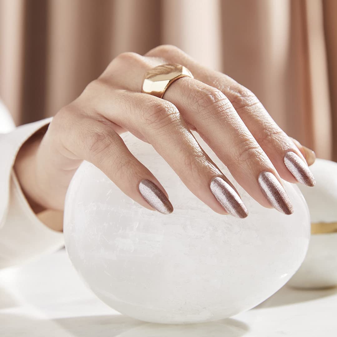 Détails du flacon OPI avec la couleur rose doré