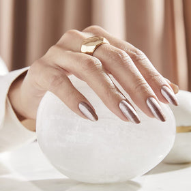 Détails du flacon OPI avec la couleur rose doré
