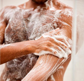 Détails du gel douche Jack Black avec étiquette cardamome et cèdre