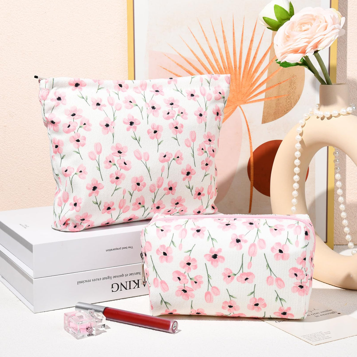 Détails du motif floral de la trousse de maquillage SOIDRAM