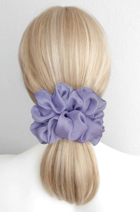 Détails du scrunchie en chiffon avec sa texture légère