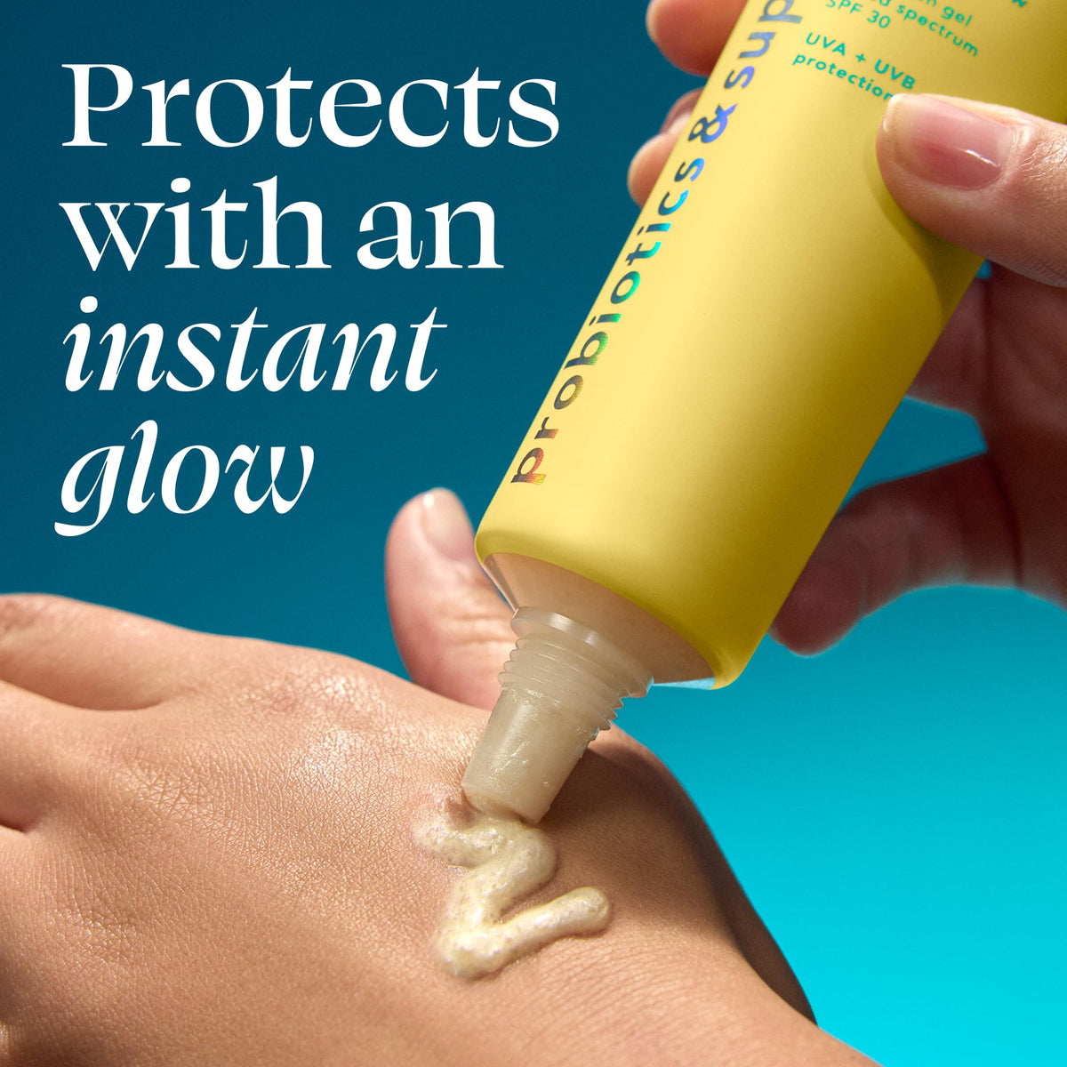 Détails du tube de TULA Protect + Glow Écran Solaire SPF 30