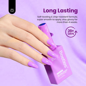 Détails du vernis à ongles HEMA-free Beetles lors de l'application