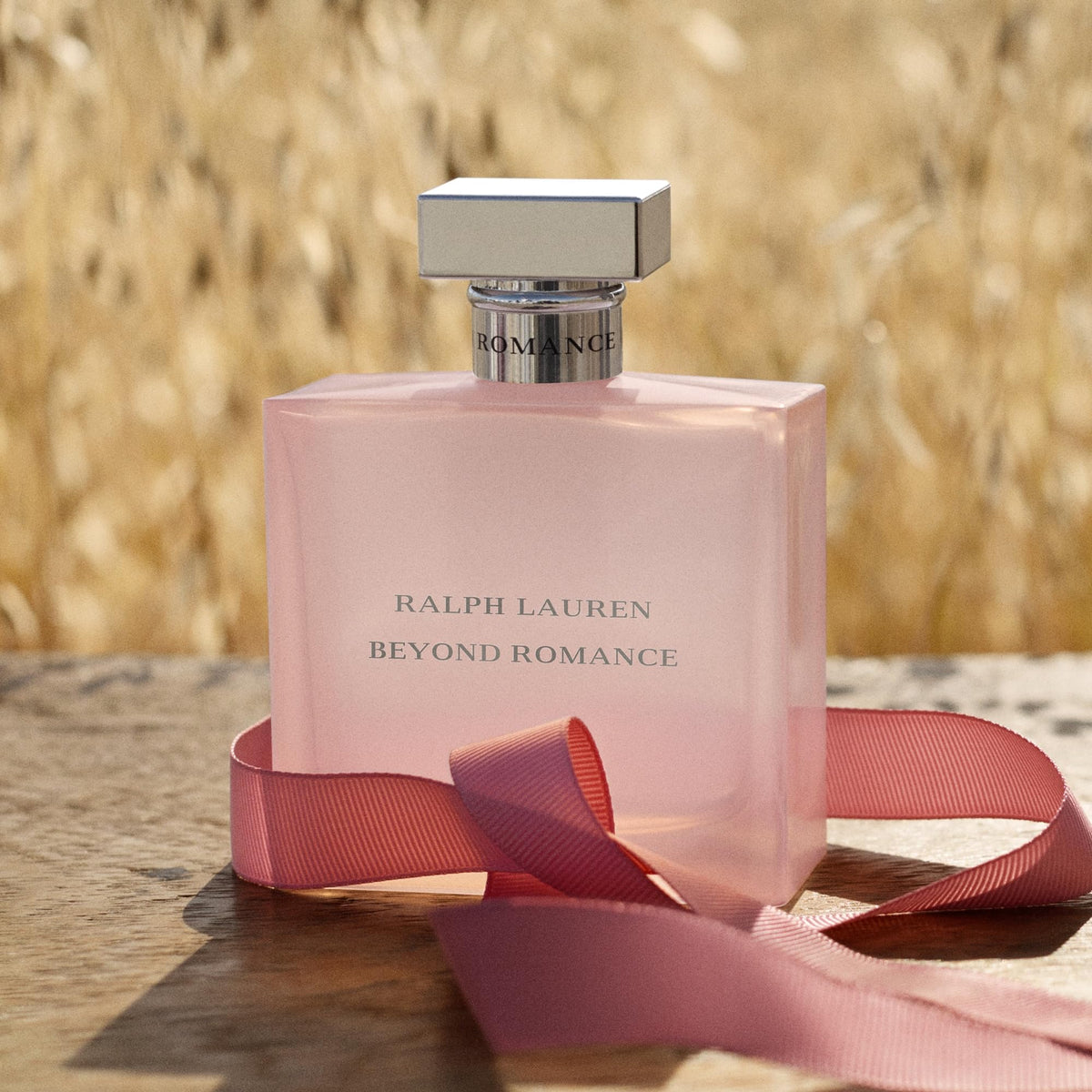 Détails floraux en arrière-plan du parfum RALPH LAUREN FRAGRANCES Beyond Romance